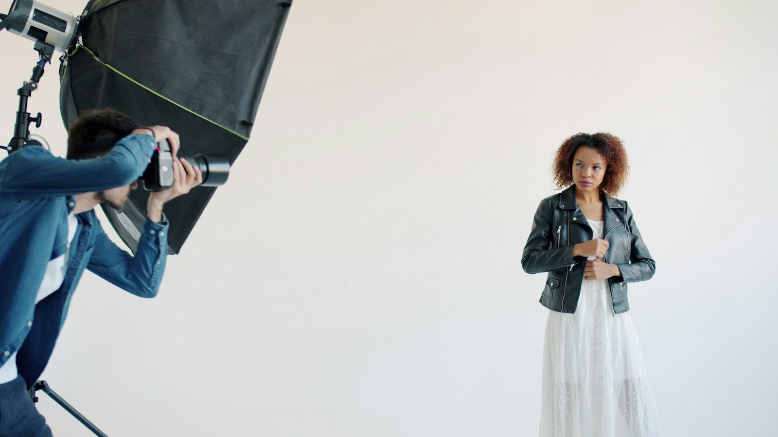 Fotógrafo fotografando modelo no estúdio