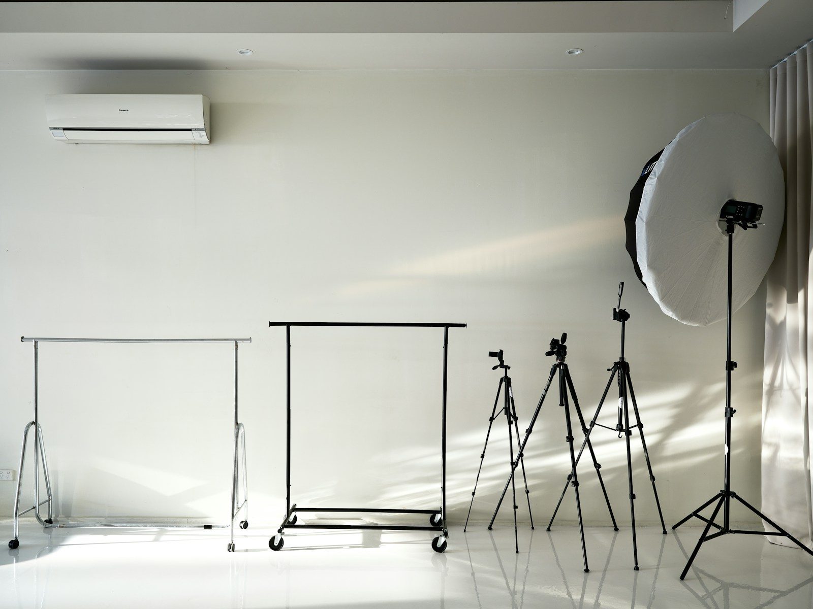 Sala com muitas luzes e uma câmera