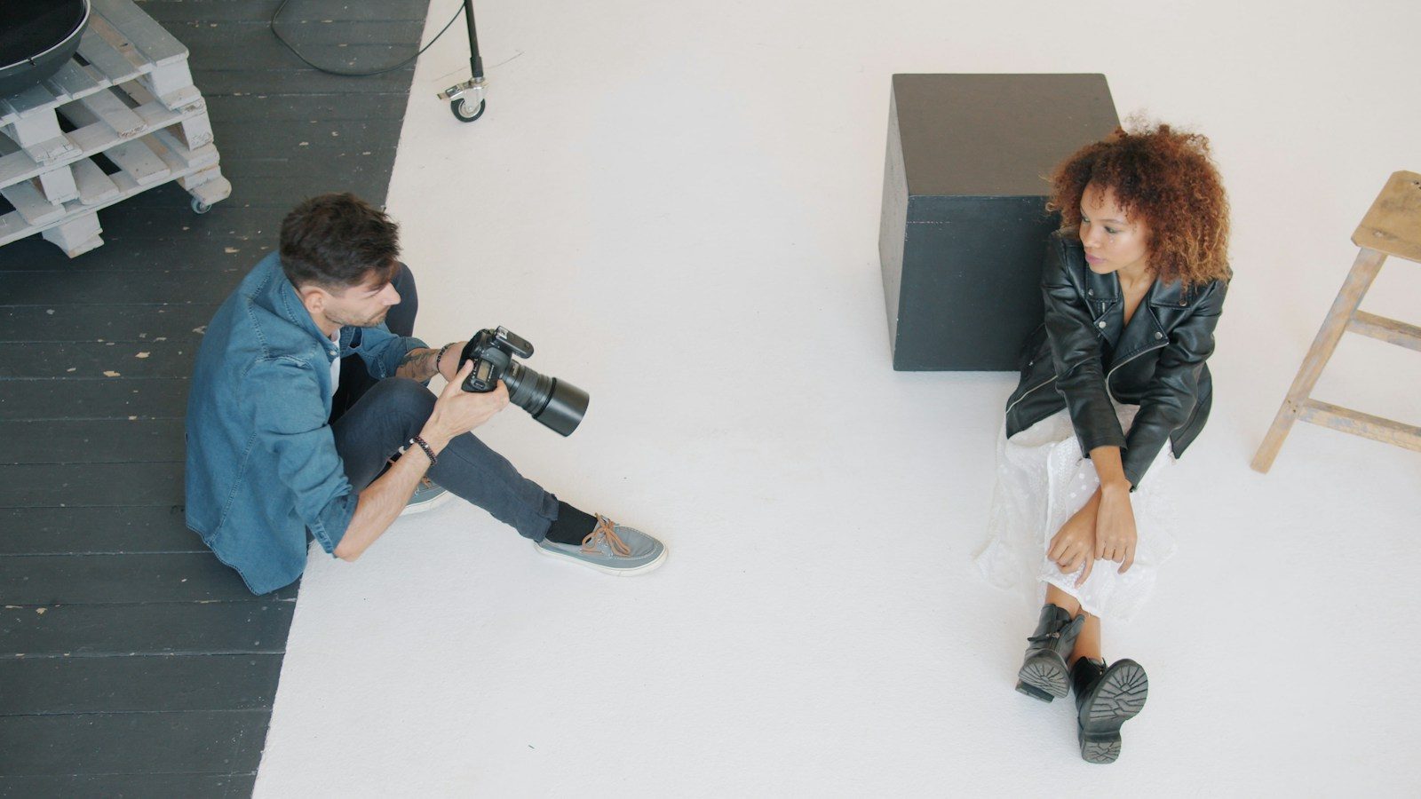 Fotógrafo fotografando mulher no estúdio