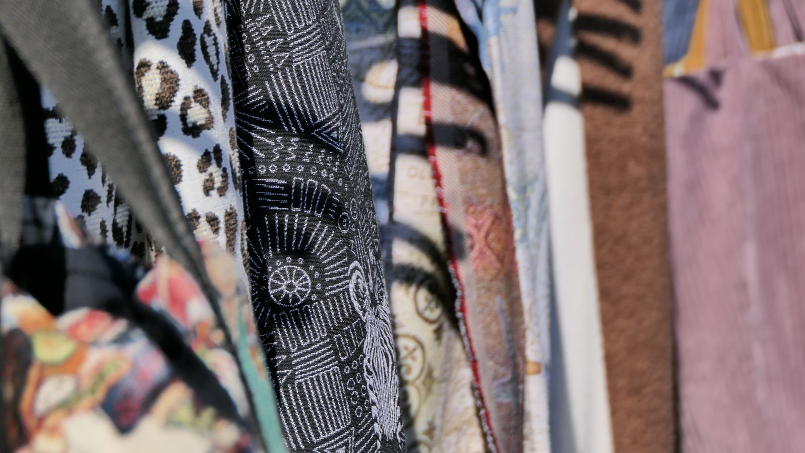 Close de tecidos estampados variados pendurados em Mayen, Alemanha