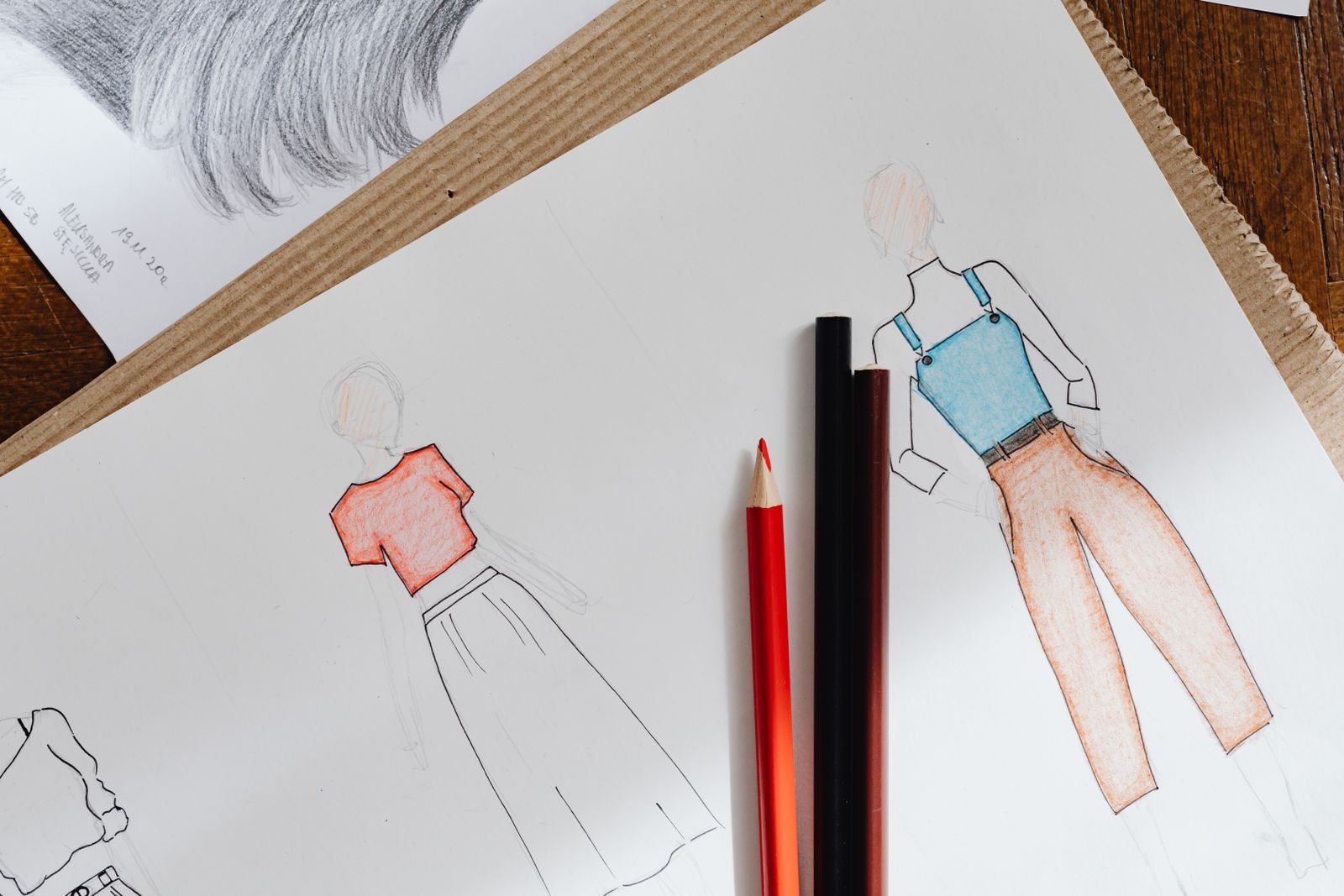 Esboços de moda criativos com lápis de cor sobre papel branco