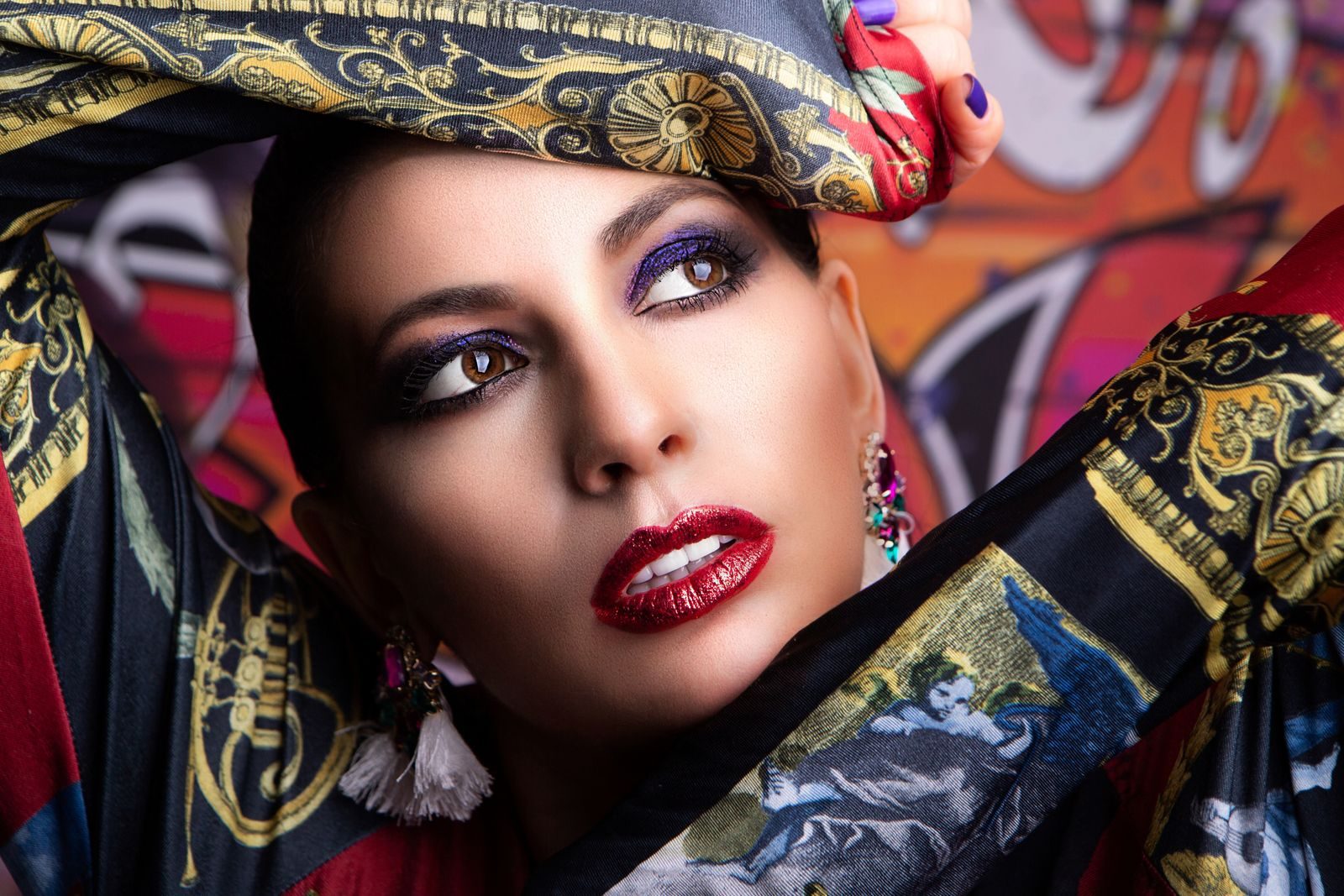 Retrato de moda de uma mulher com maquiagem colorida e roupa artística