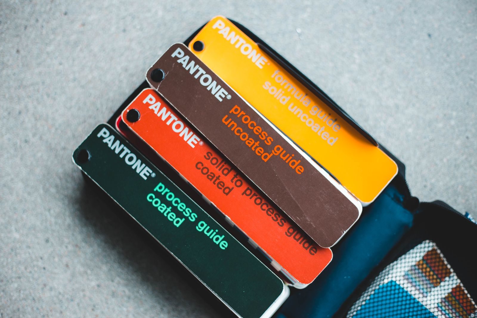 Vista de cima de guias de cores Pantone com tons vibrantes