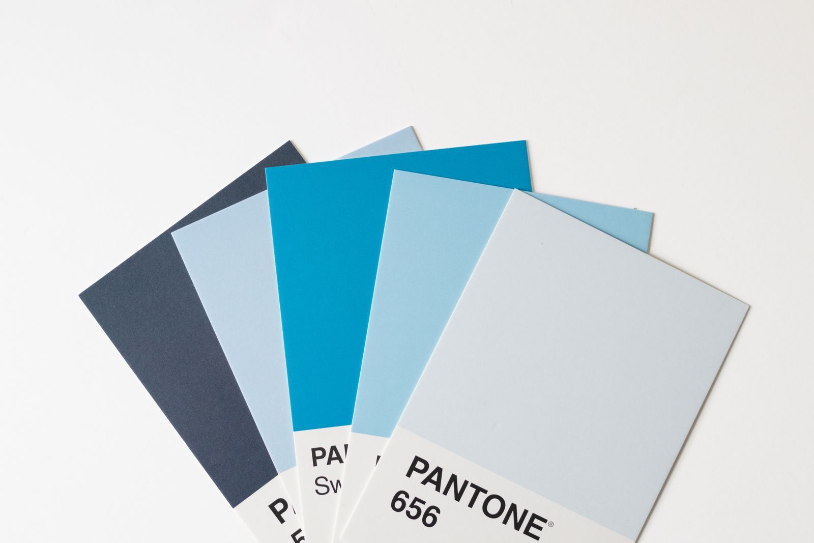 Amostras de cor Pantone azuis dispostas sobre fundo branco