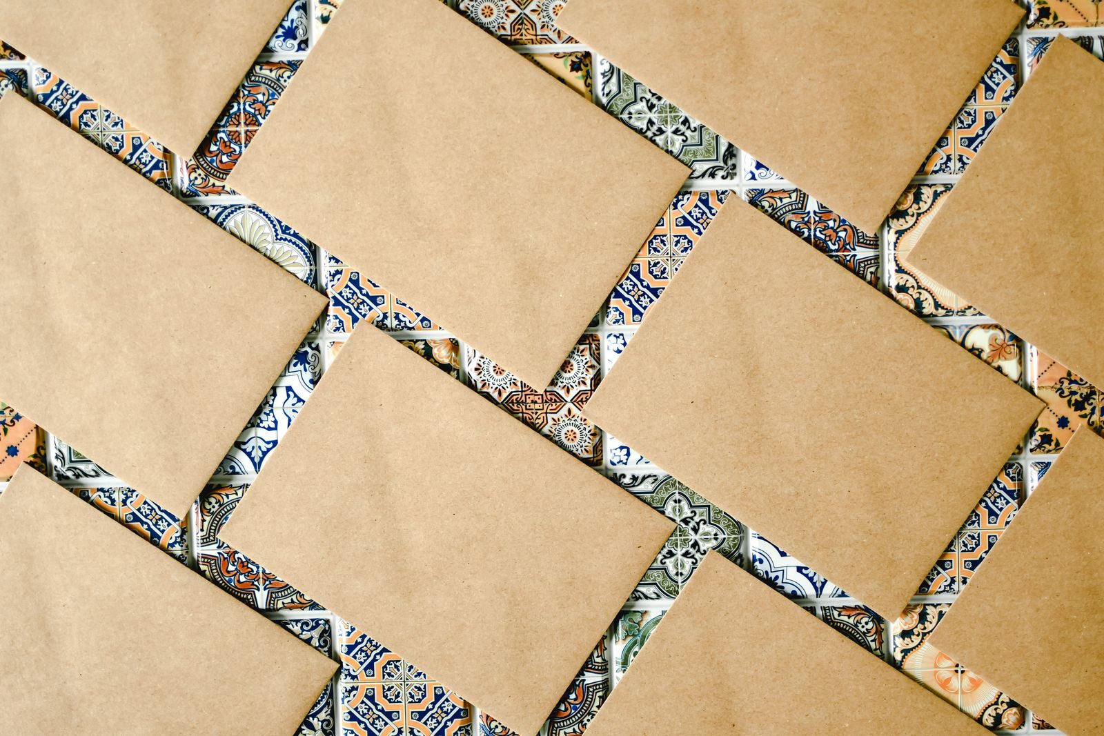 Envelopes pardos sobre padrão de ladrilhos vibrante