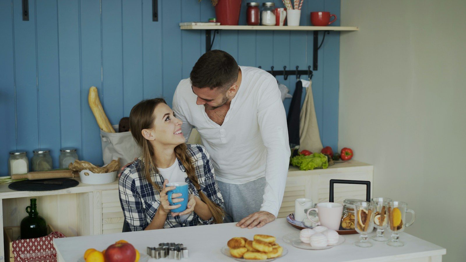 Casal compartilhando um momento matinal na cozinha