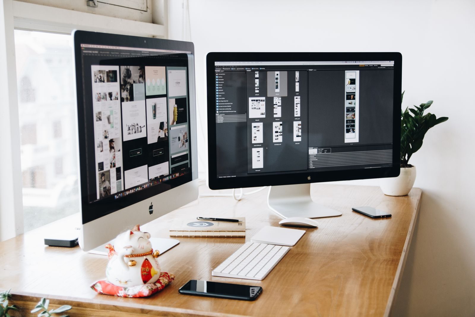 Espaço de design organizado com dois monitores exibindo software de design