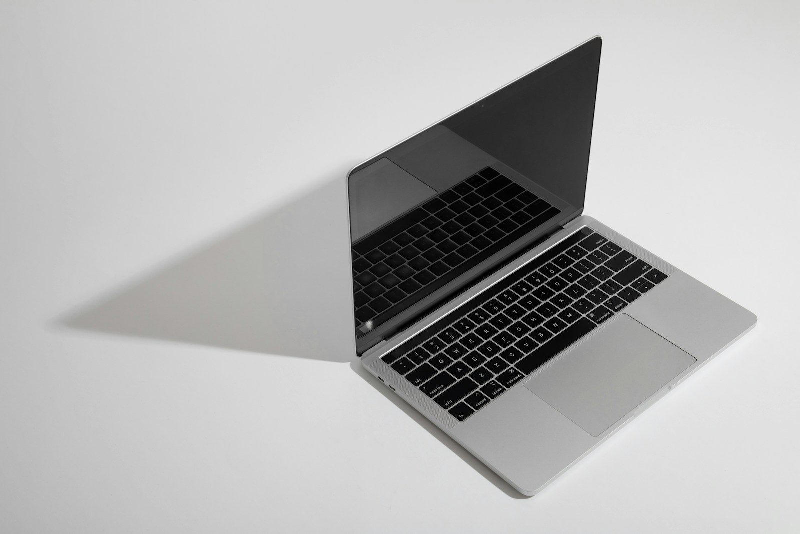 MacBook Pro sobre mesa branca