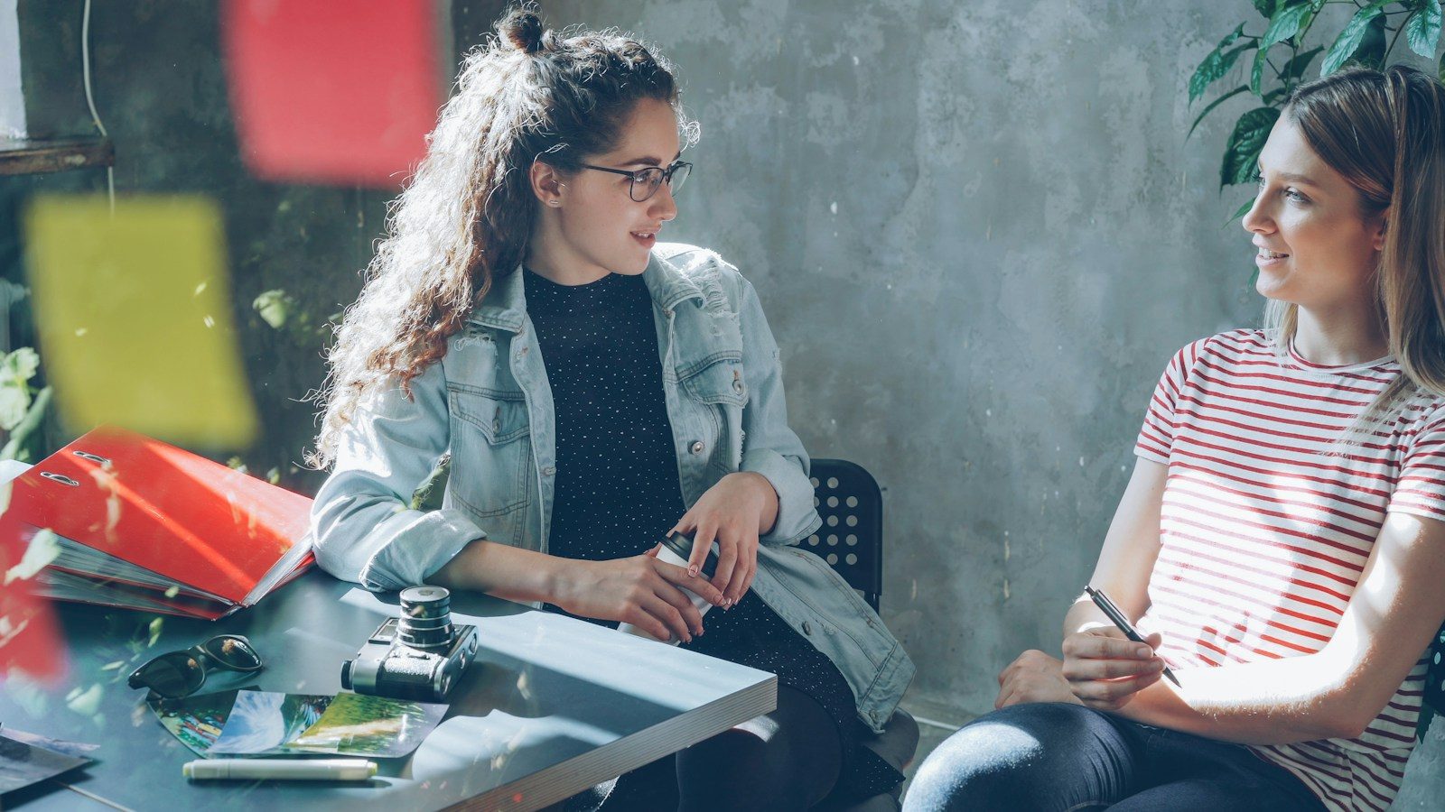 Duas mulheres conversando em uma mesa