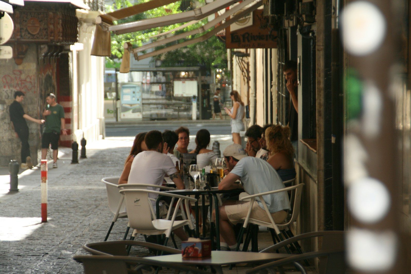 Pessoas tomando bebidas em um café ao ar livre