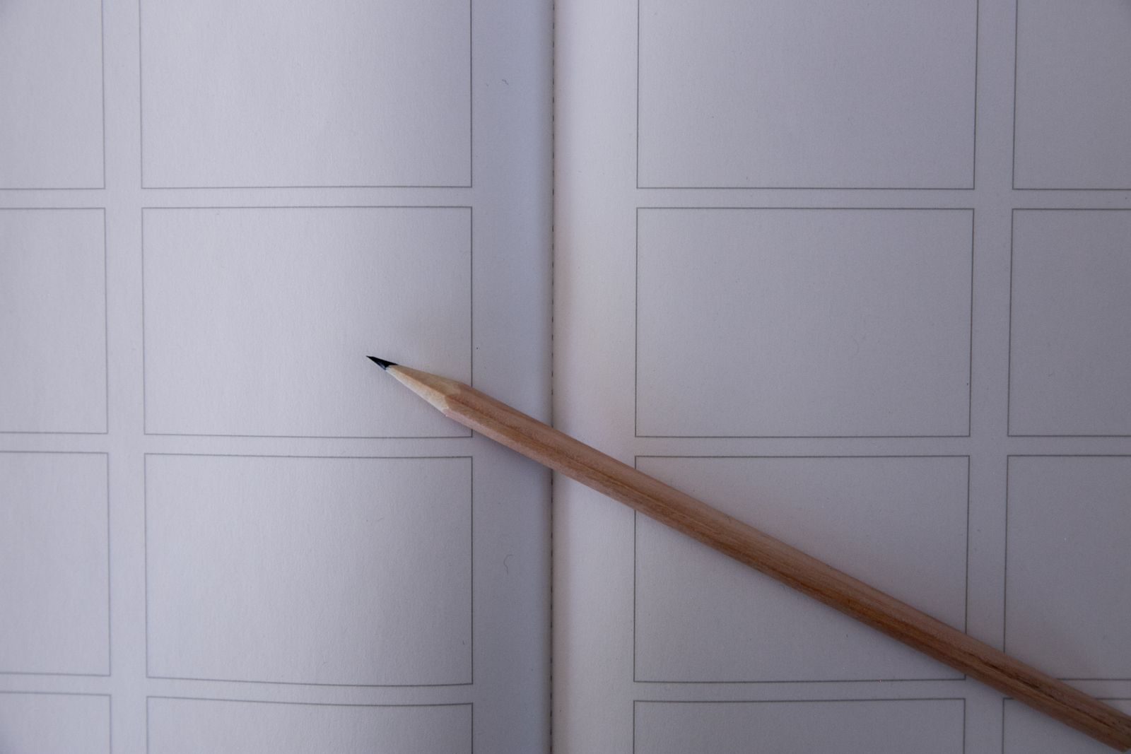 Close de um lápis sobre um modelo de storyboard com quadros em branco