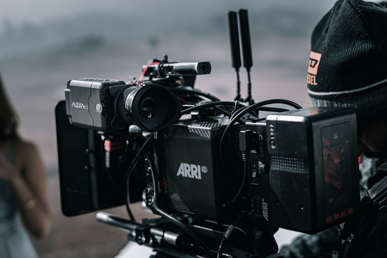 Close de uma câmera de cinema profissional em um set externo com fundo desfocado