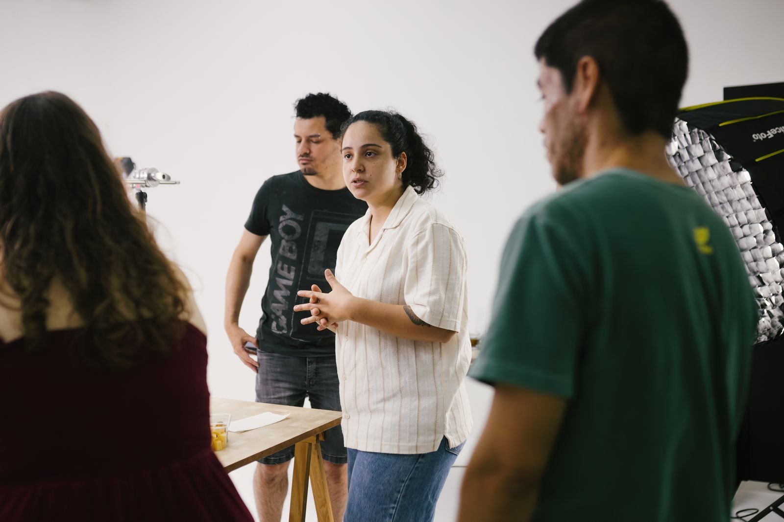 Equipe criativa em sessão de brainstorming em um estúdio