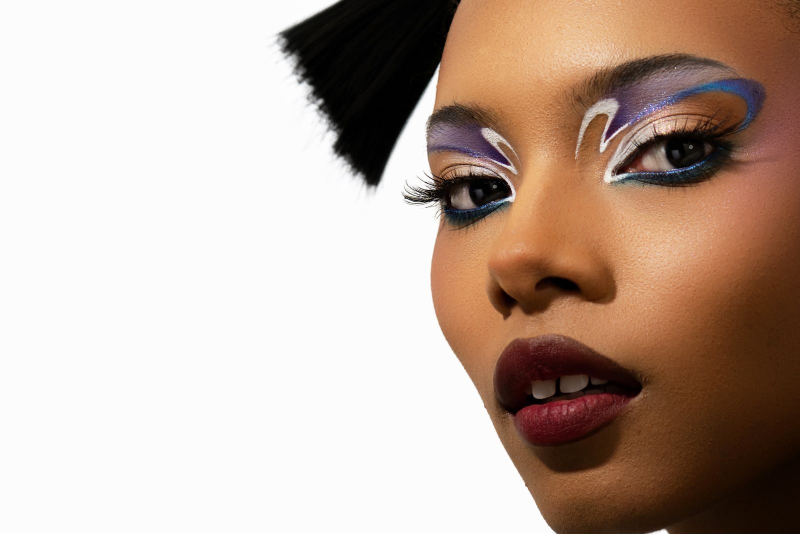 Retrato em close de modelo com maquiagem nos olhos vibrante e artística