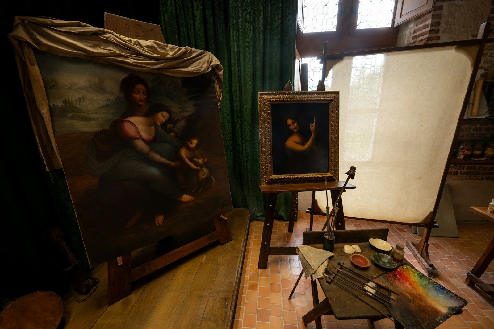 Duas pinturas expostas em um estúdio de arte
