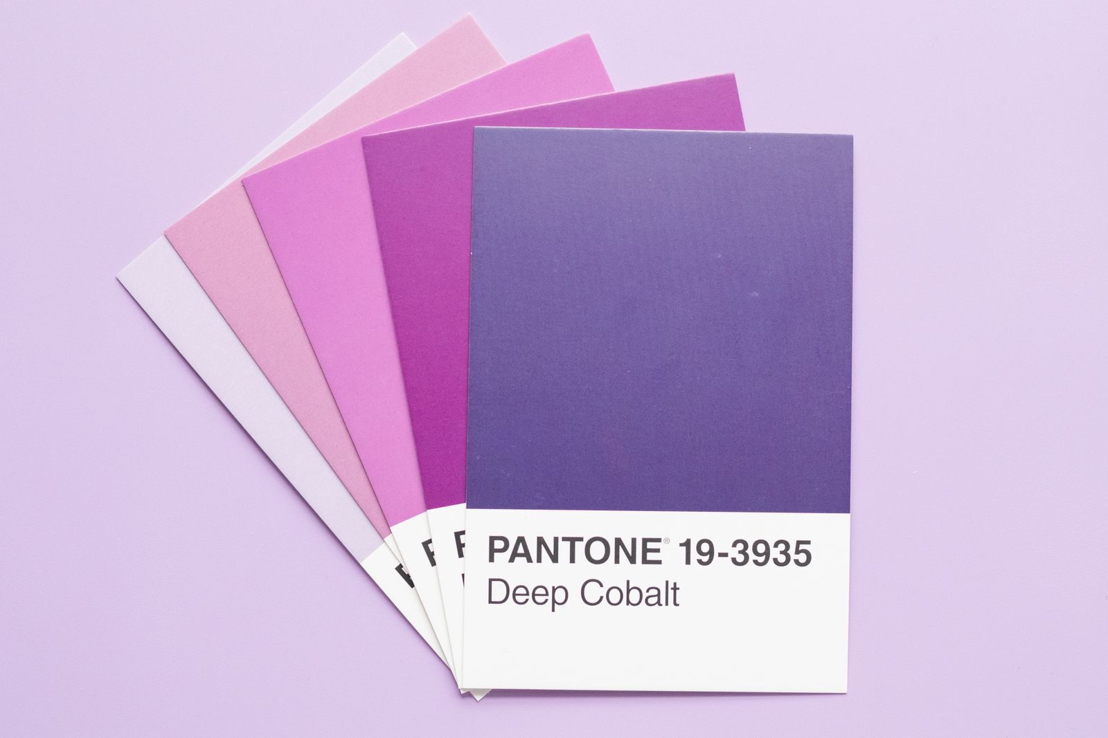 Amostras de cor Pantone 19-3935 Deep Cobalt sobre fundo lavanda