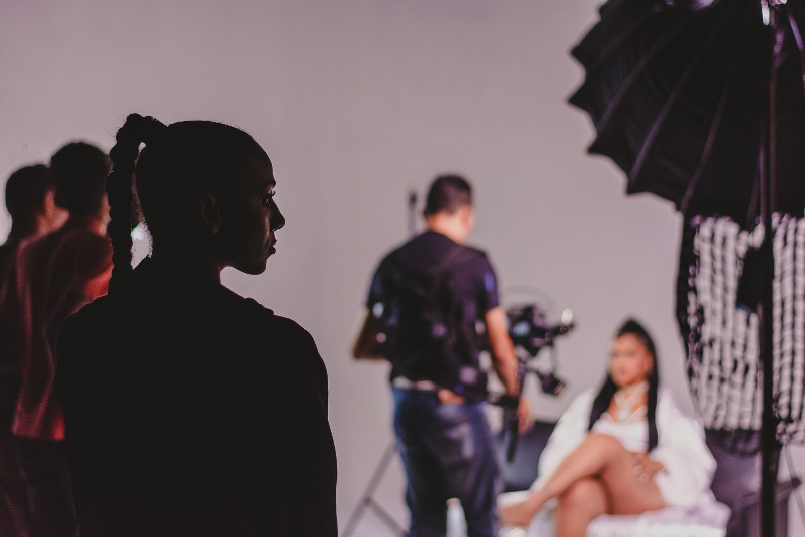 Ensaio de moda em estúdio com modelos e fotógrafos