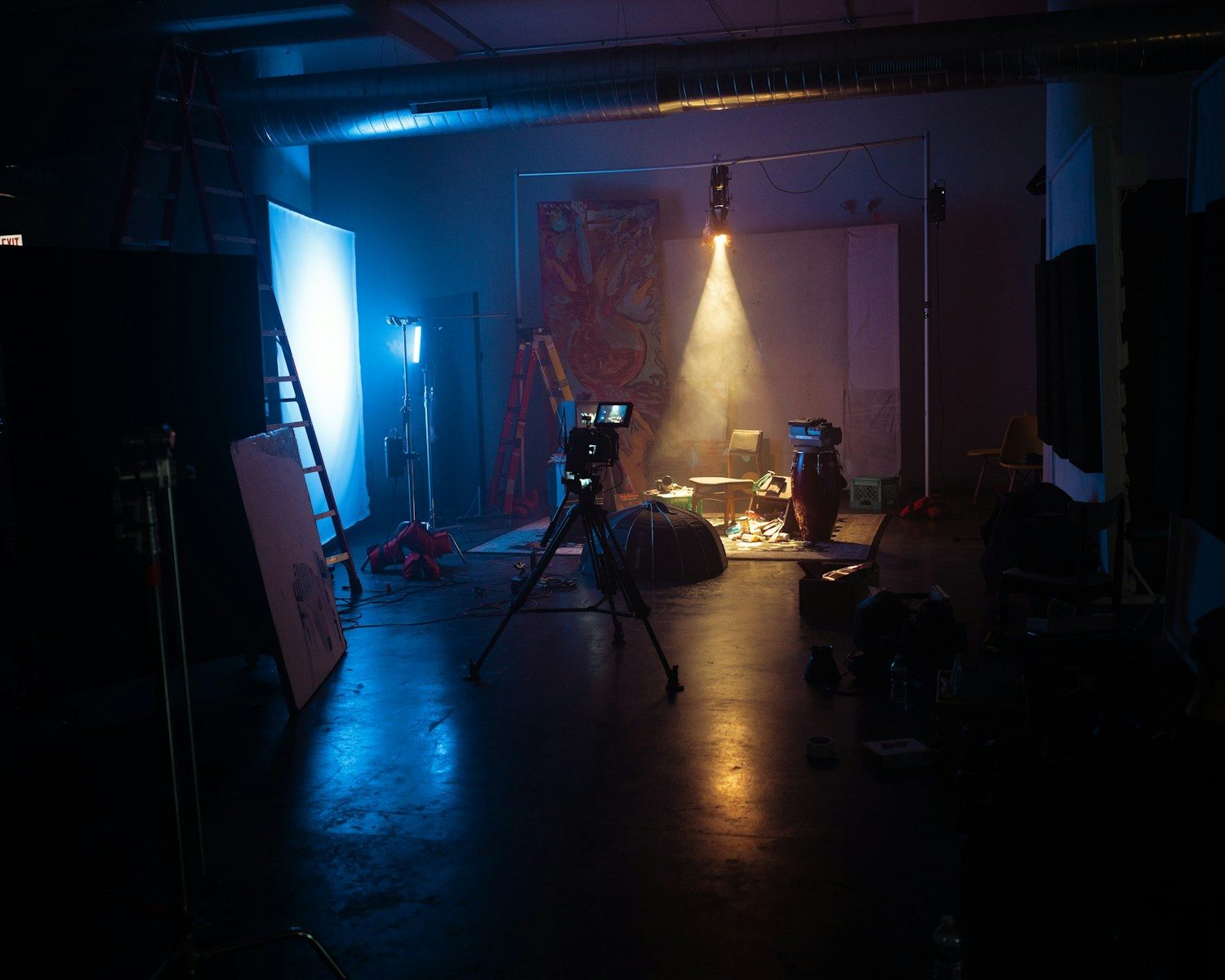 Sala escura com uma câmera e luzes
