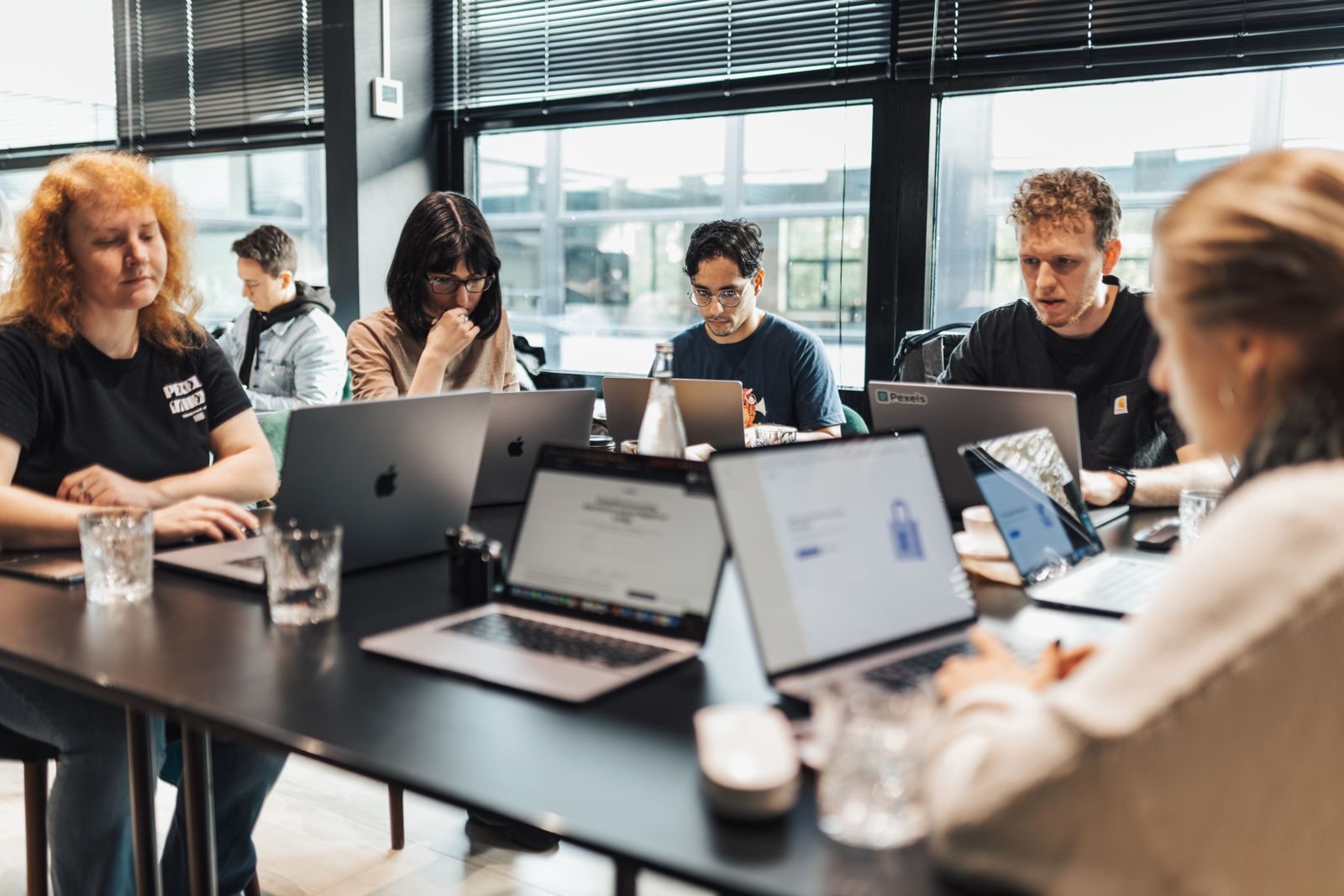 Equipe concentrada discutindo e planejando em escritório moderno