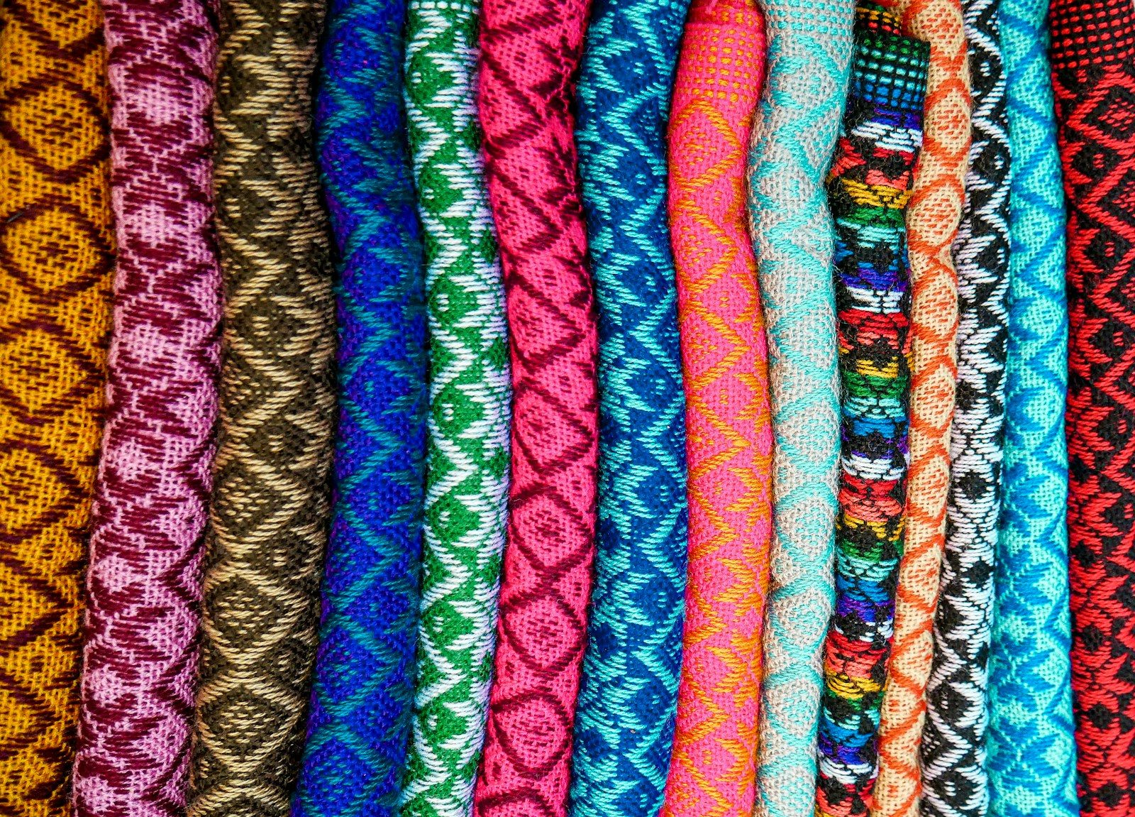 Tecidos coloridos com padrões geométricos