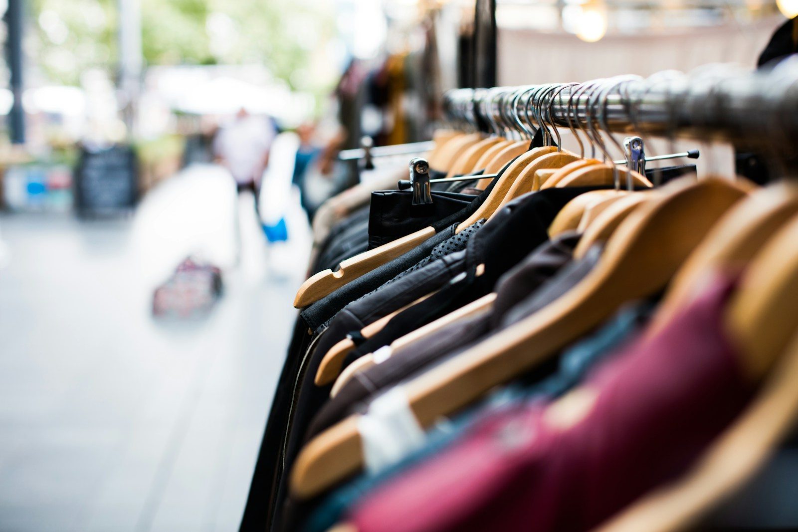 Roupas penduradas com foco seletivo