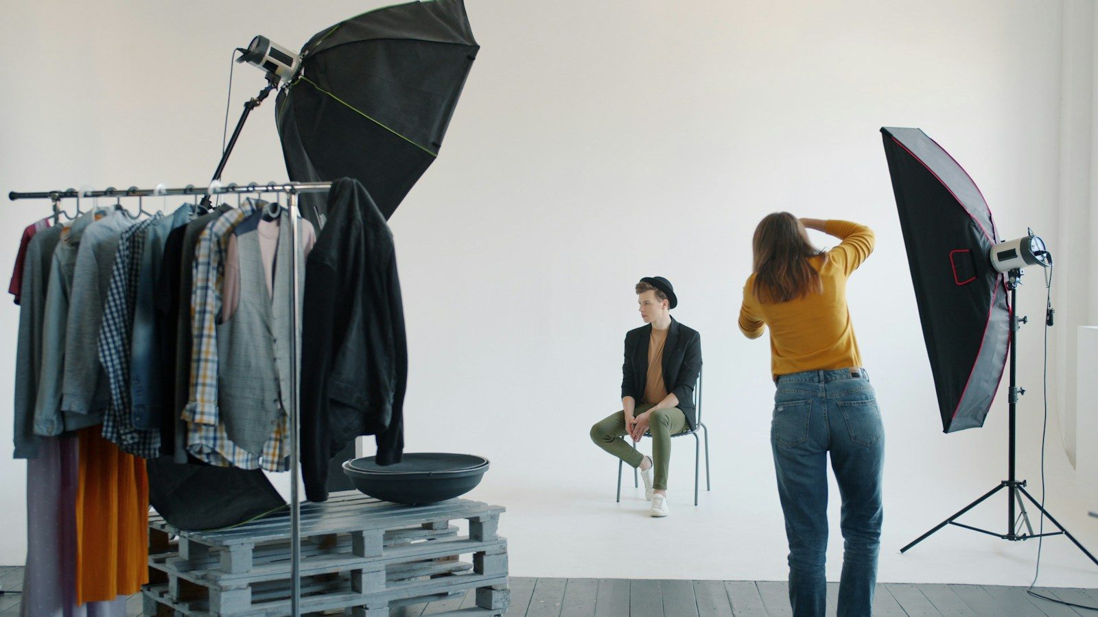 Fotógrafo fotografando modelo em estúdio