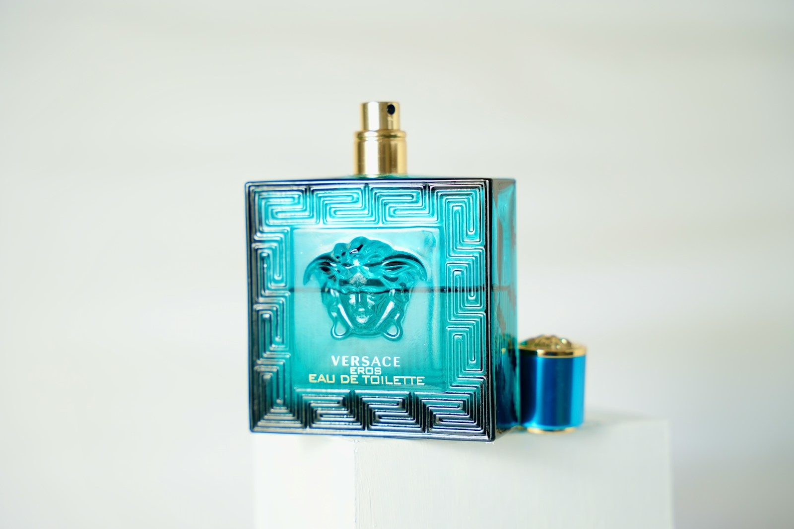 Frasco de perfume sobre um pedestal branco