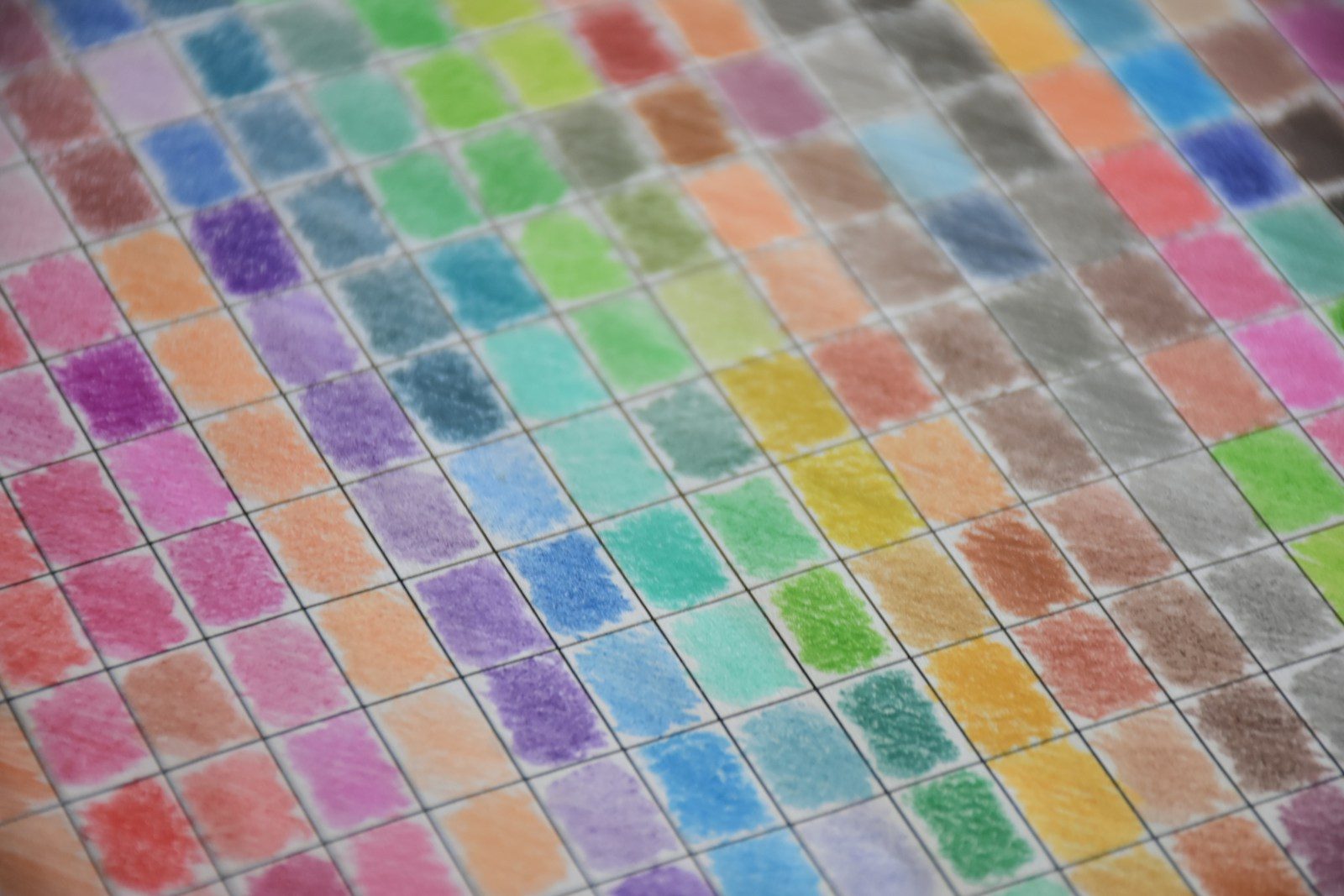 Grade de retângulos coloridos desenhados à mão em vários tons sobre papel branco