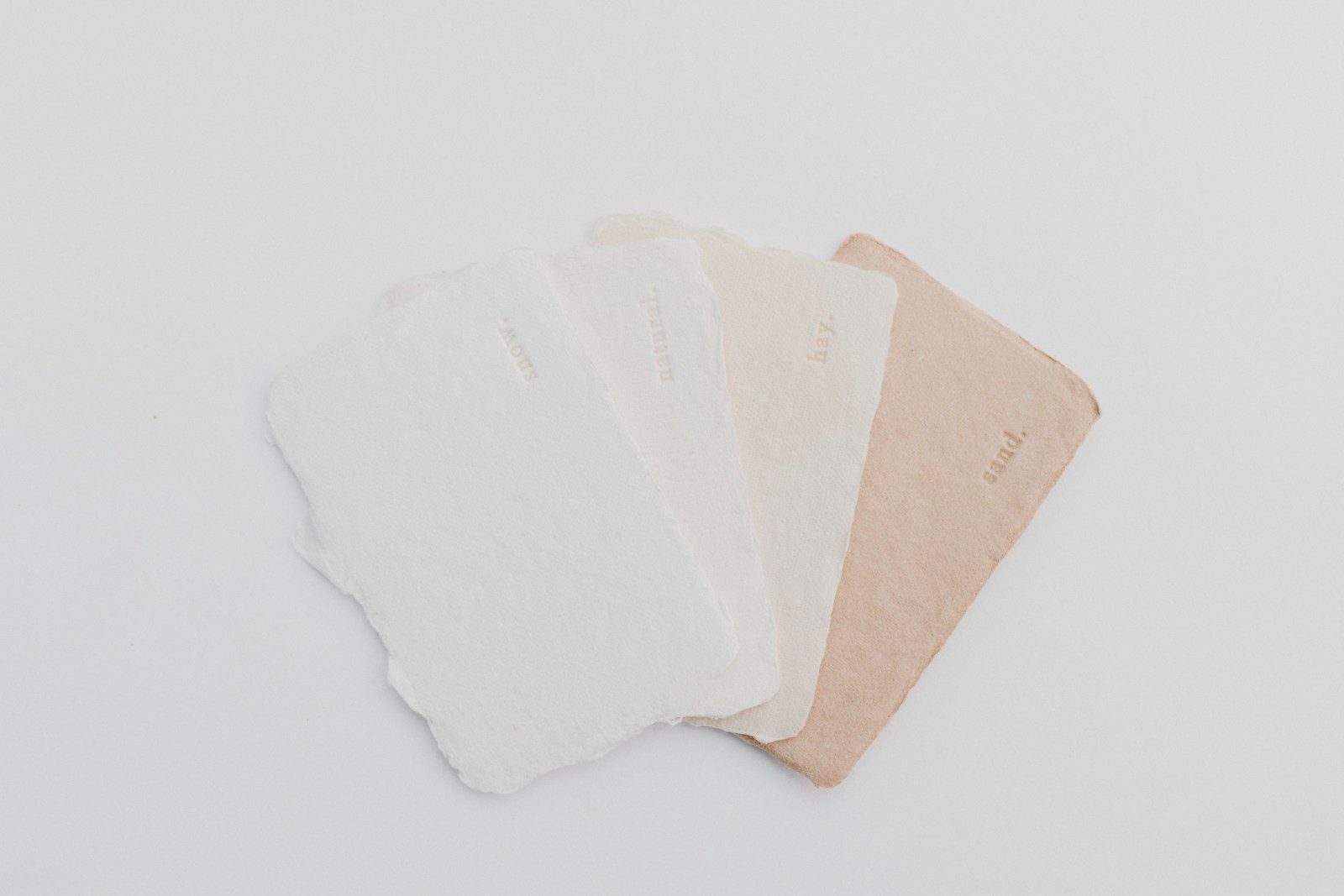 Três tons de branco e bege sobre fundo branco