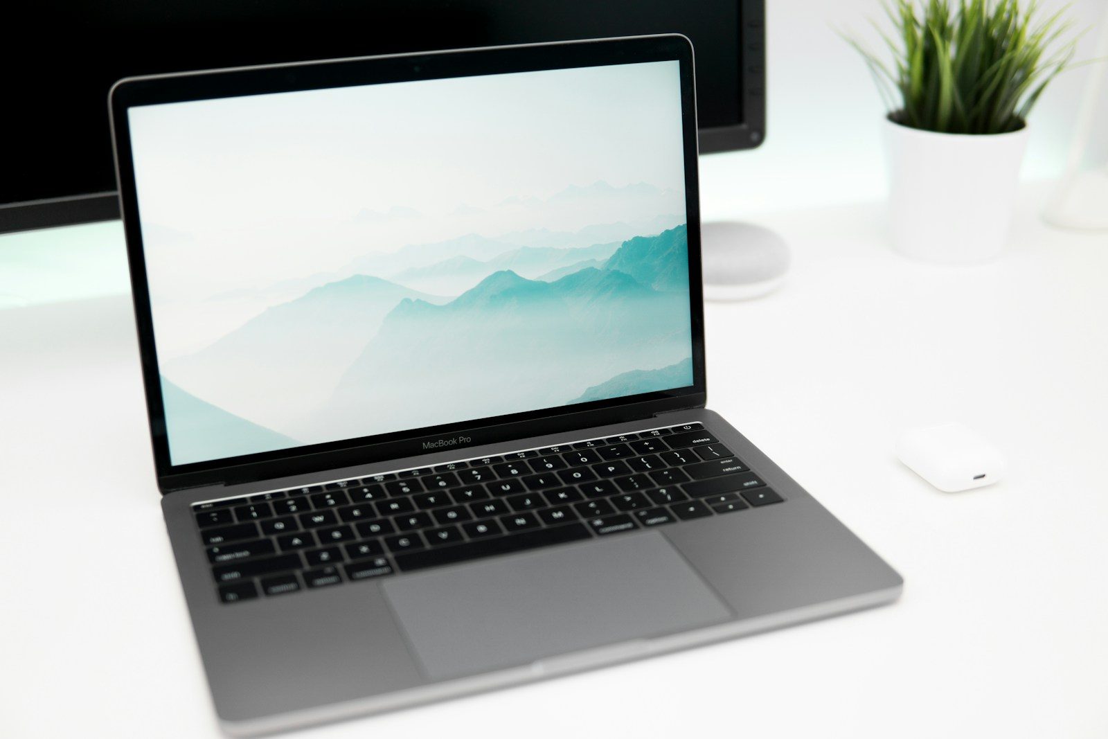 MacBook Pro sobre superfície branca
