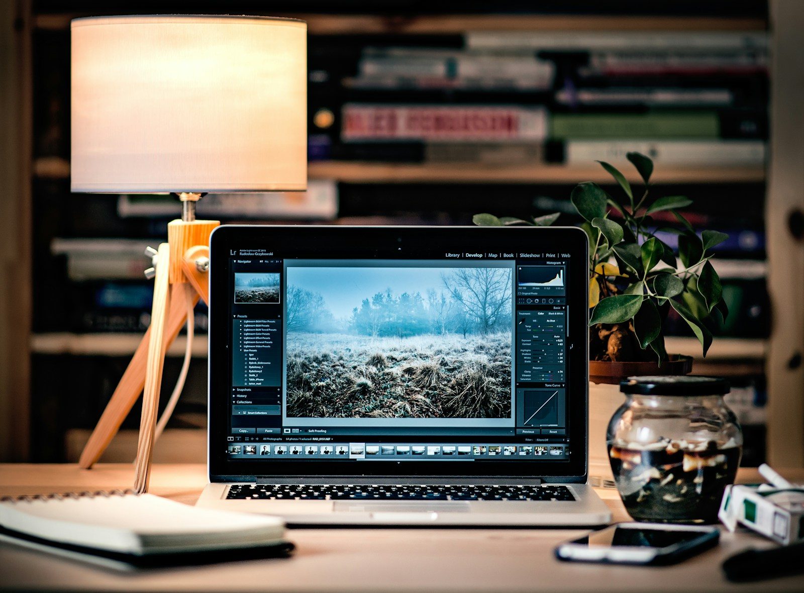 MacBook Pro sobre mesa de madeira marrom em ambiente interno
