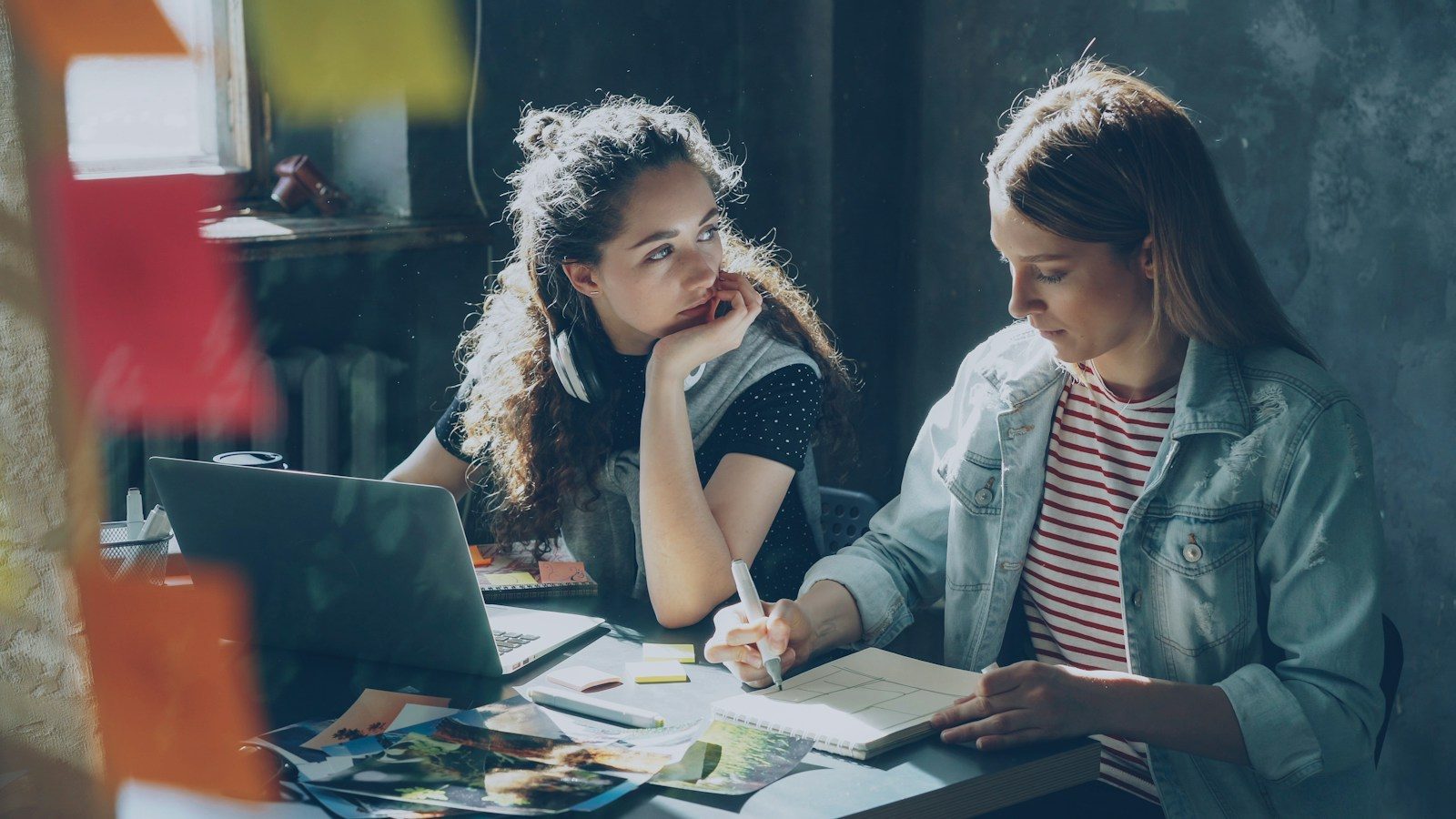 Duas mulheres trabalhando juntas em um projeto