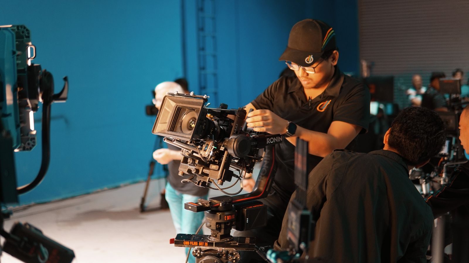 Equipe de filmagem montando equipamento de câmera profissional em um estúdio