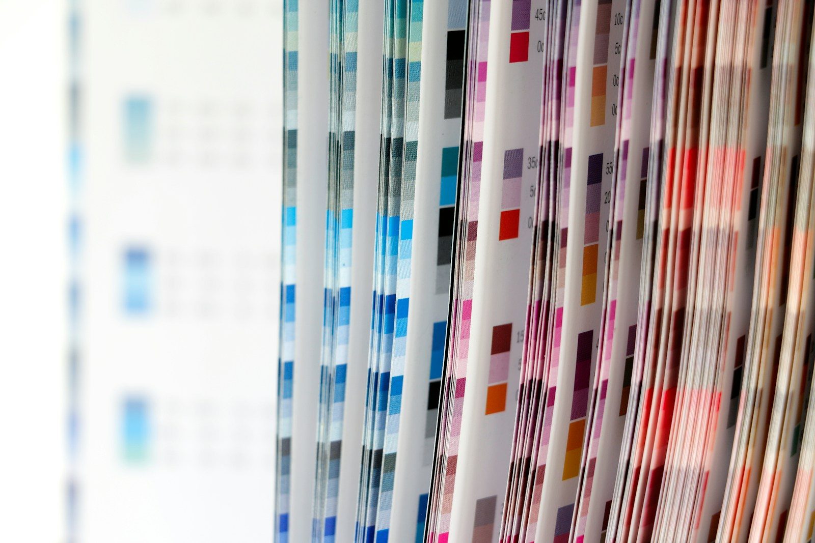 Catálogo de cores com páginas de grades impressas e valores percentuais