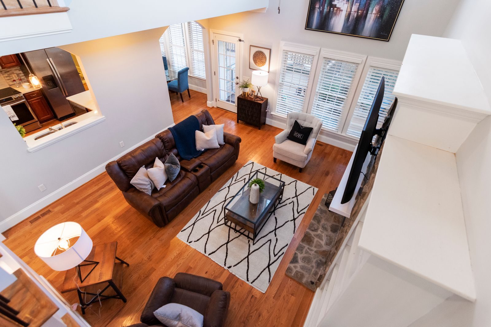 Sala de estar elegante com sofás de couro, luz suave e decoração moderna vista de cima
