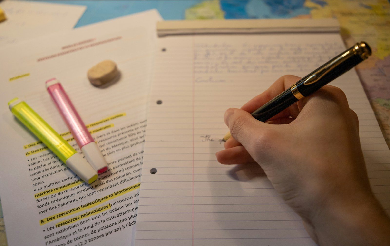 Pessoa escrevendo em um caderno com uma caneta