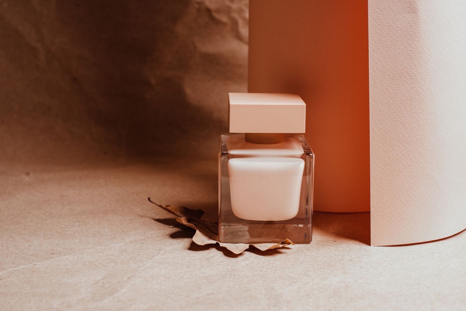 Pote quadrado de cosmético sofisticado em still life minimalista, ideal para mockup de produto