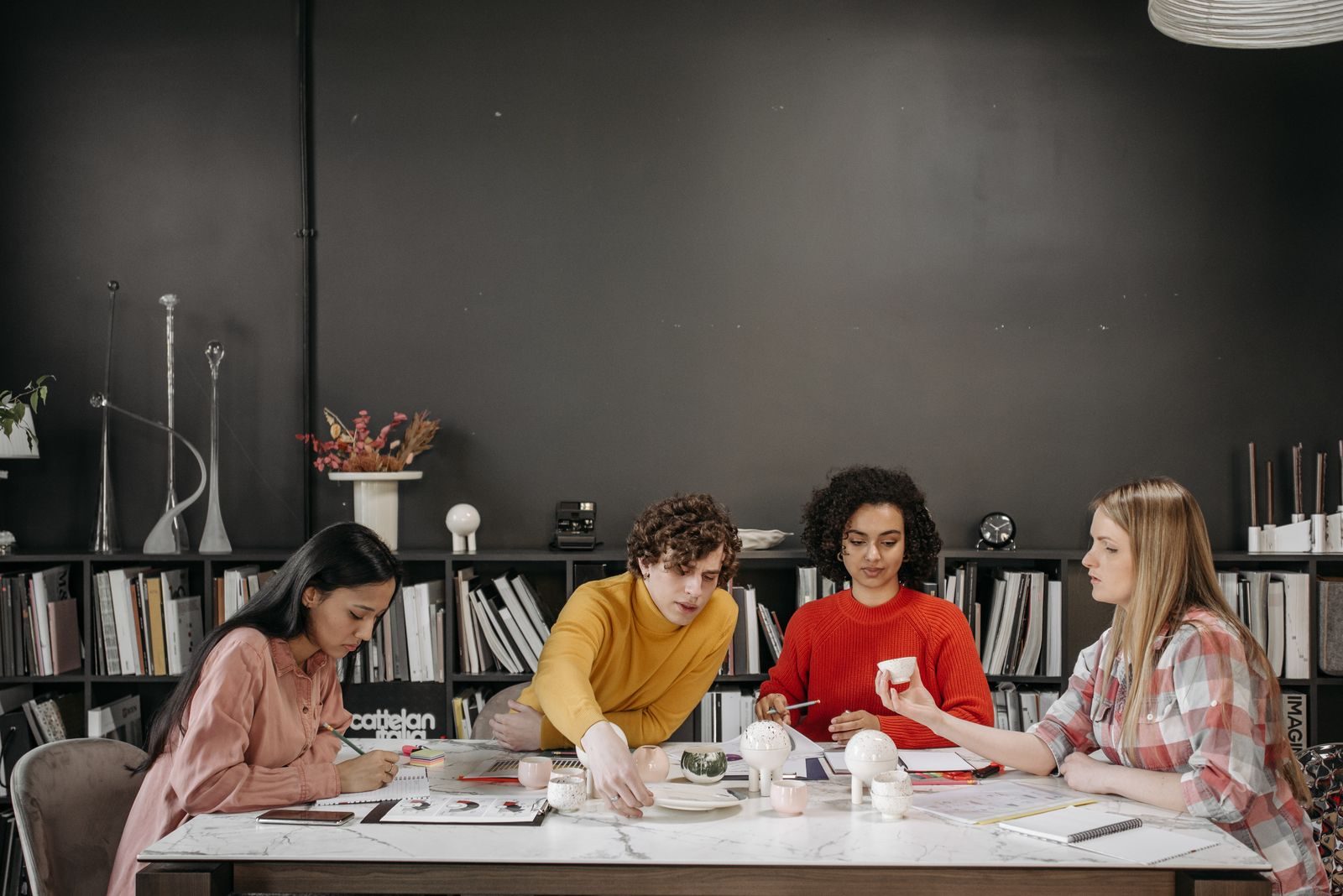 Equipe diversa colaborando em um escritório moderno, focada em projetos criativos e estratégia