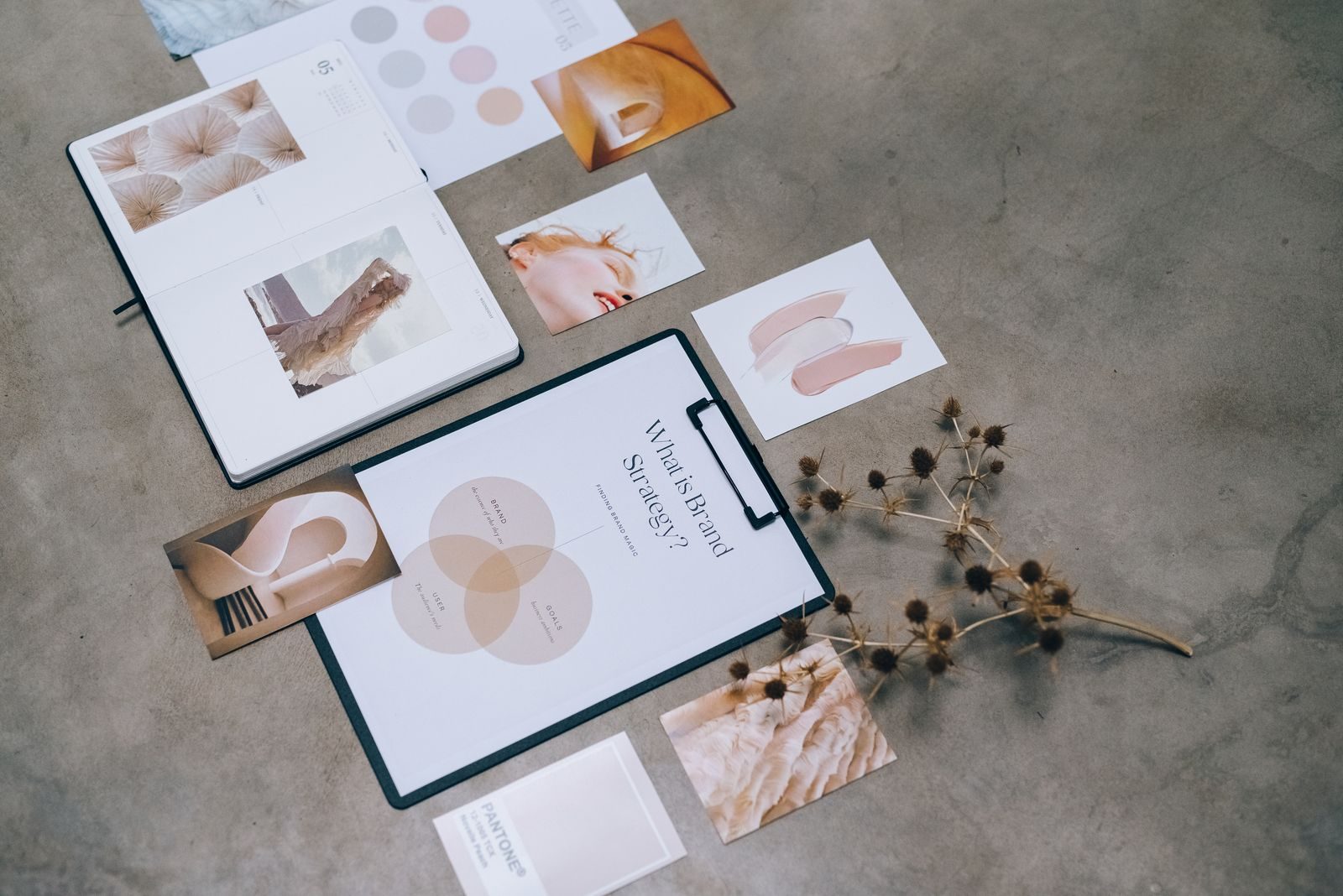 Flat lay moderno de documentos de estratégia de marca e elementos de design sobre a mesa