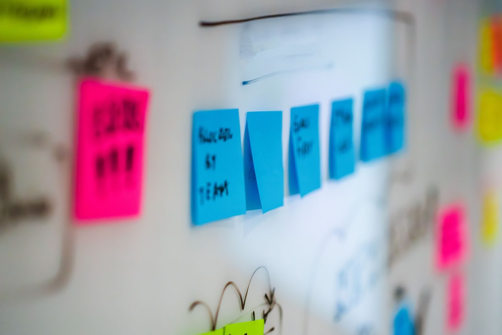Post-its em um quadro branco durante uma sessão de brainstorming criativo em um escritório