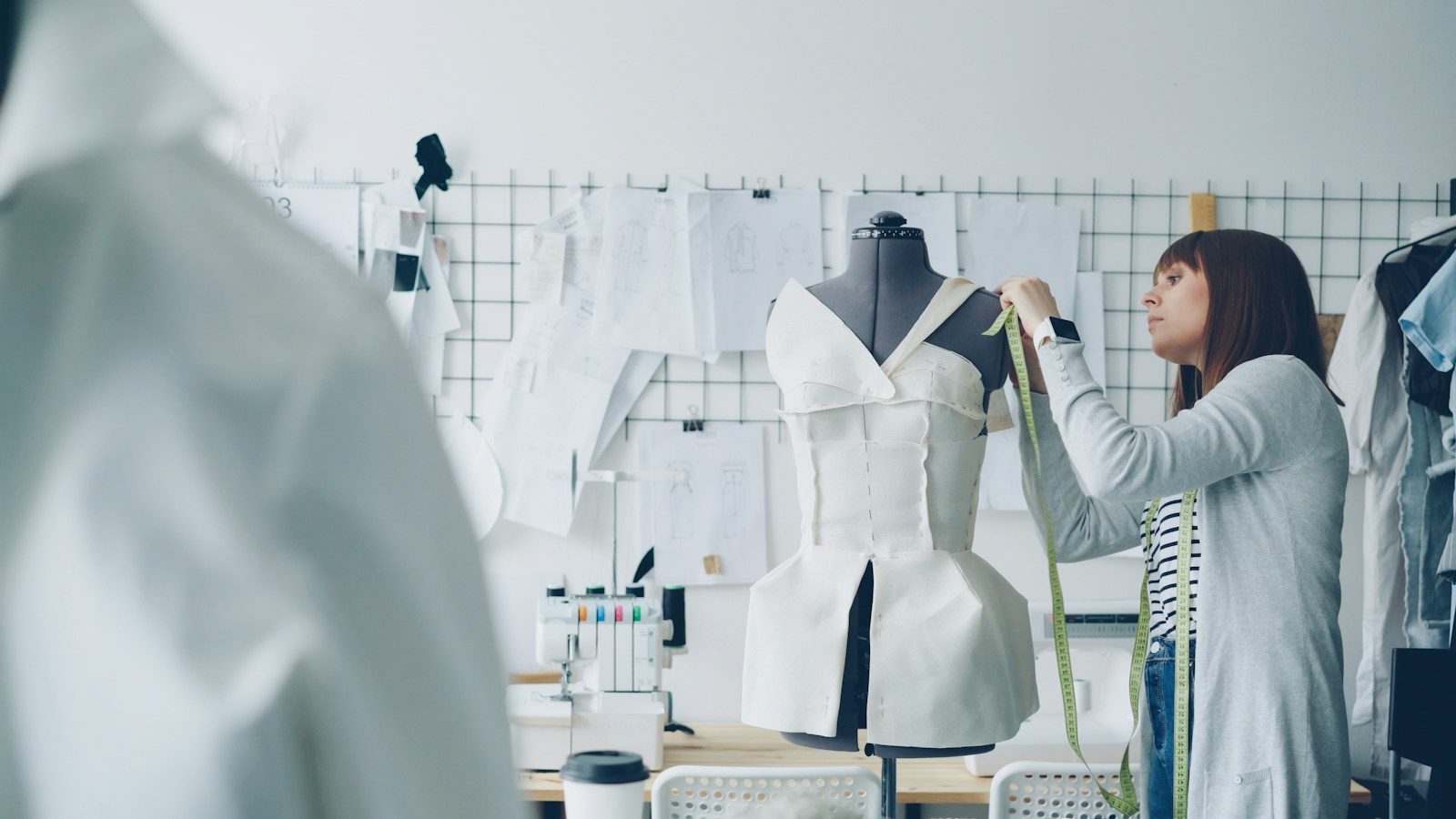 Estilista mede um vestido em um manequim
