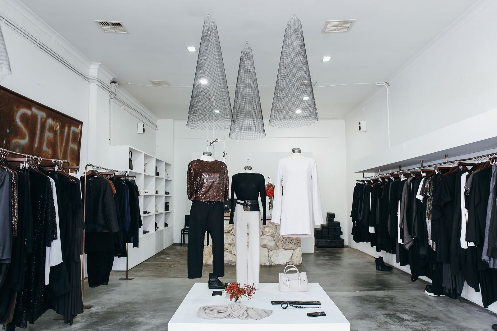 Boutique sofisticada com roupas elegantes expostas e decoração estilosa