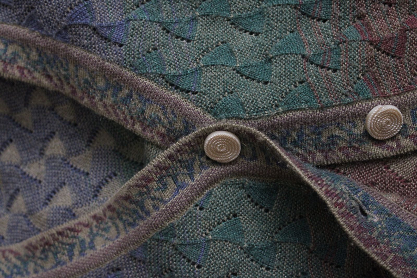 Tecido estampado com botões, destacando textura e design