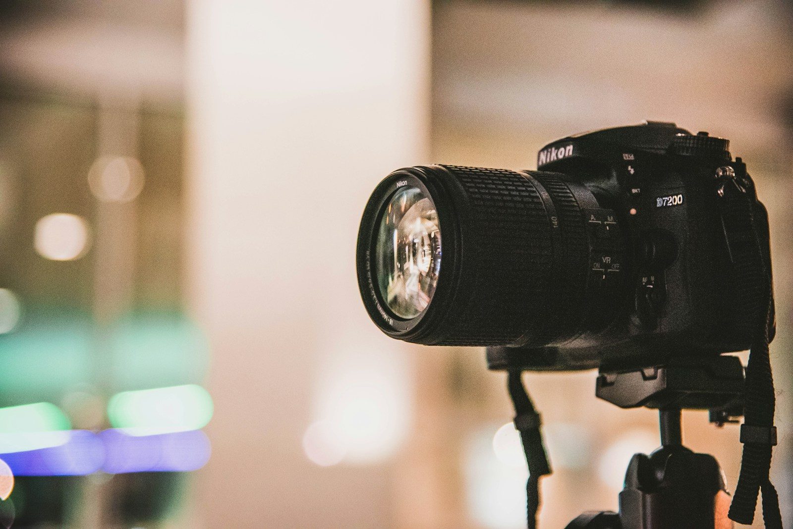 Câmera DSLR Nikon preta em foco