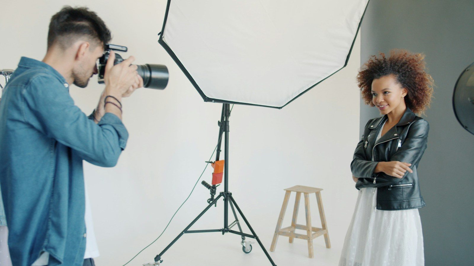 Fotógrafo fotografando mulher em estúdio