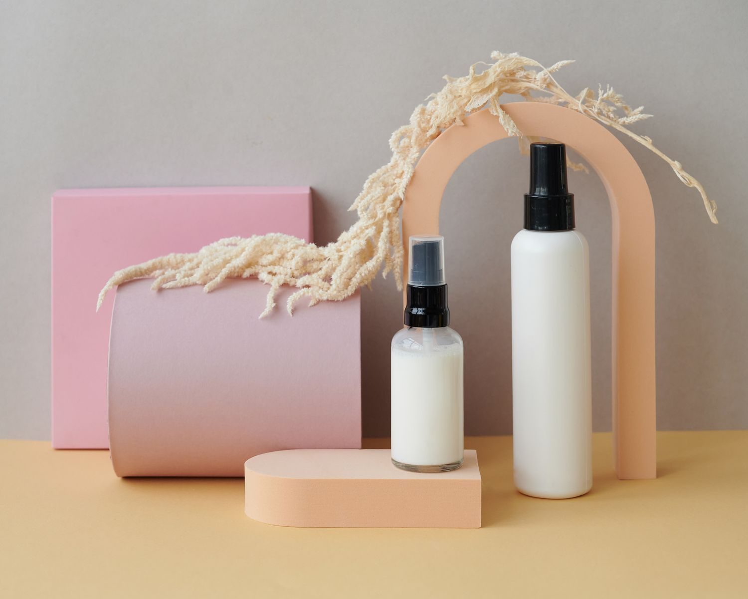 Frascos de perfume com formas geométricas e cores suaves em exposição