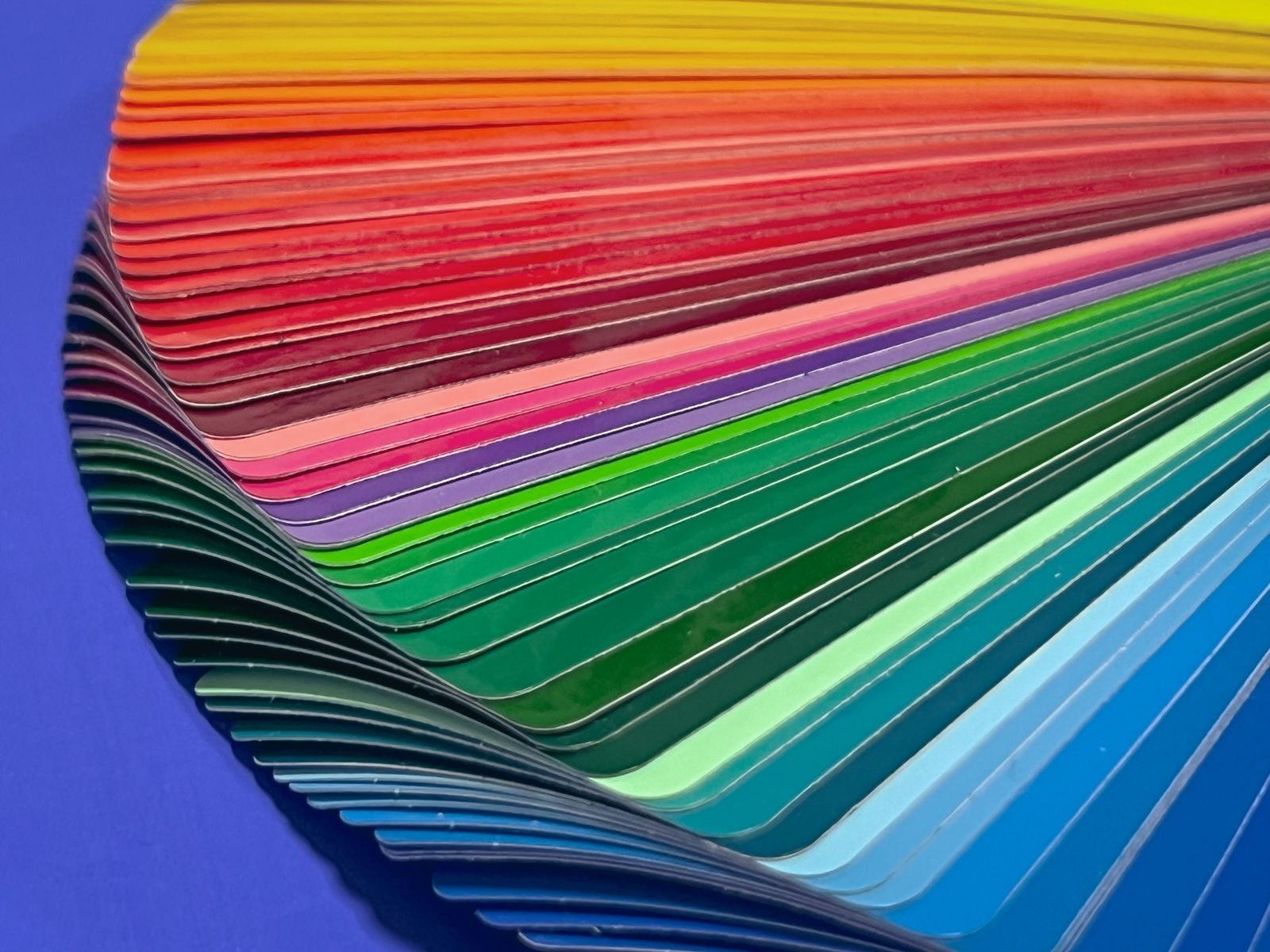Close de amostras de cores vibrantes dispostas de forma criativa