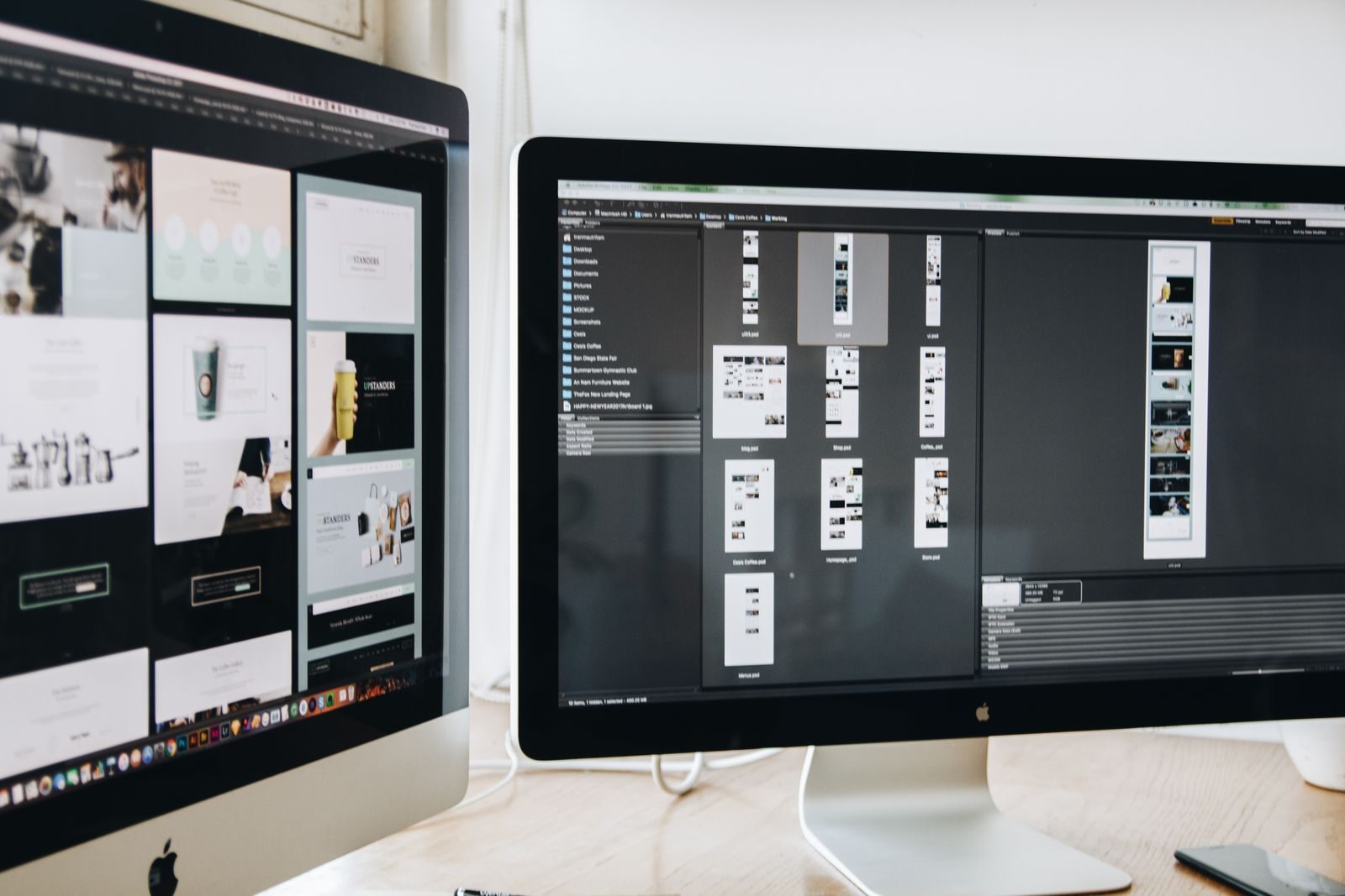 Espaço de trabalho moderno com dois monitores exibindo projetos de web design