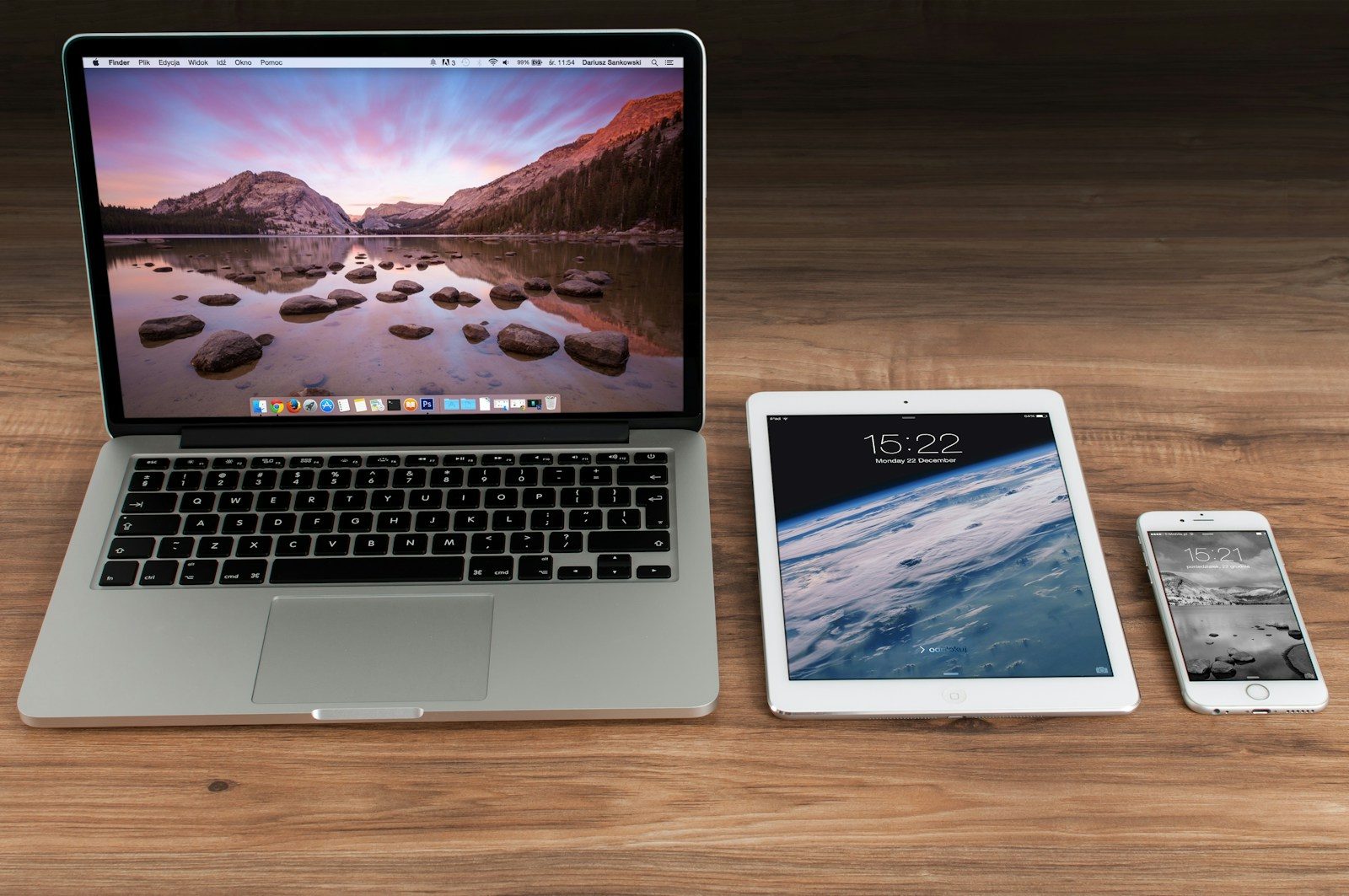 MacBook Pro ligado ao lado de iPad e iPhone