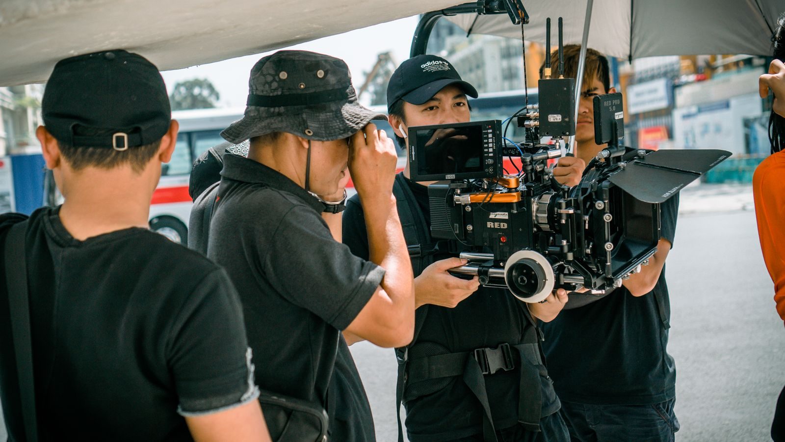 Grupo de cineastas usando equipamento de câmera profissional em um set externo